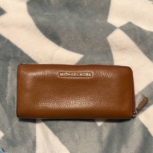 Michael Kors Handbags - Michael Kors Tan Leather Zip Wallet
